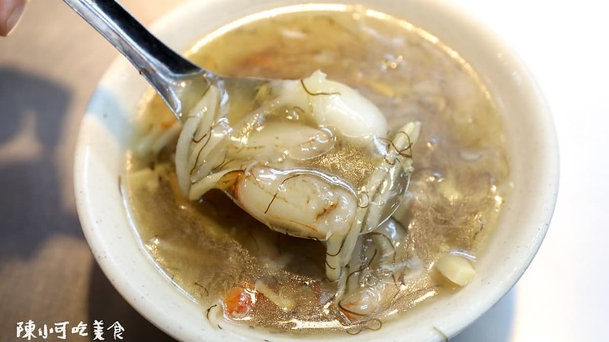 螃蟹羹的料以金針菇和香菇為主，帶有淡淡的筍香，主角蟹腳肉味道不錯。（圖片來源：陳小可的吃喝玩樂）