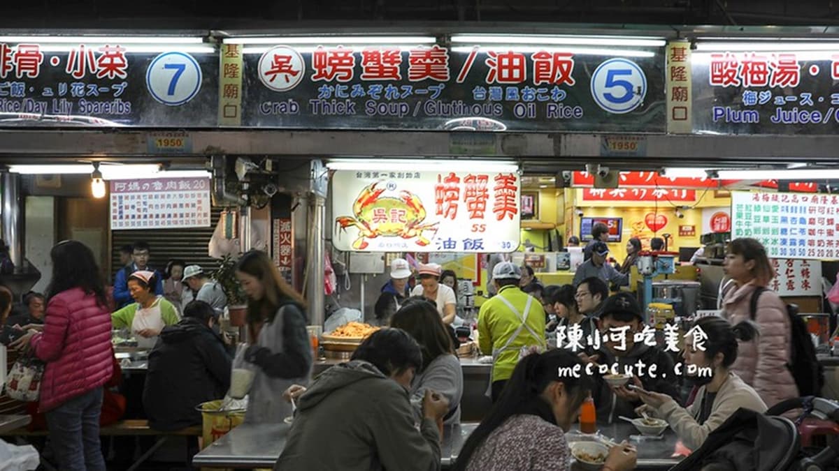「吳記螃蟹羹、油飯」常常一位難求，攤位前總是坐滿人潮。（圖片來源：陳小可的吃喝玩樂）