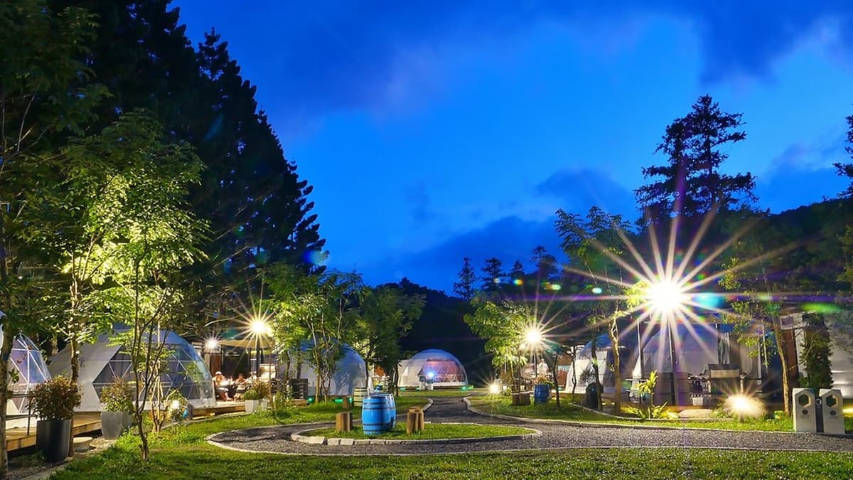 夜幕降臨，藍光籠罩整個園區， 美得令人動容。（圖片來源：阿醜的吃喝玩樂）