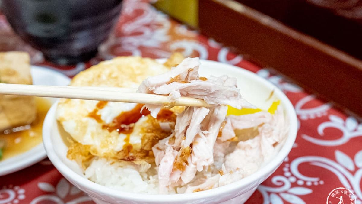 吃雞肉飯推薦必加荷包蛋才是內行人的吃法。（圖片來源：桃桃's旅人手札）