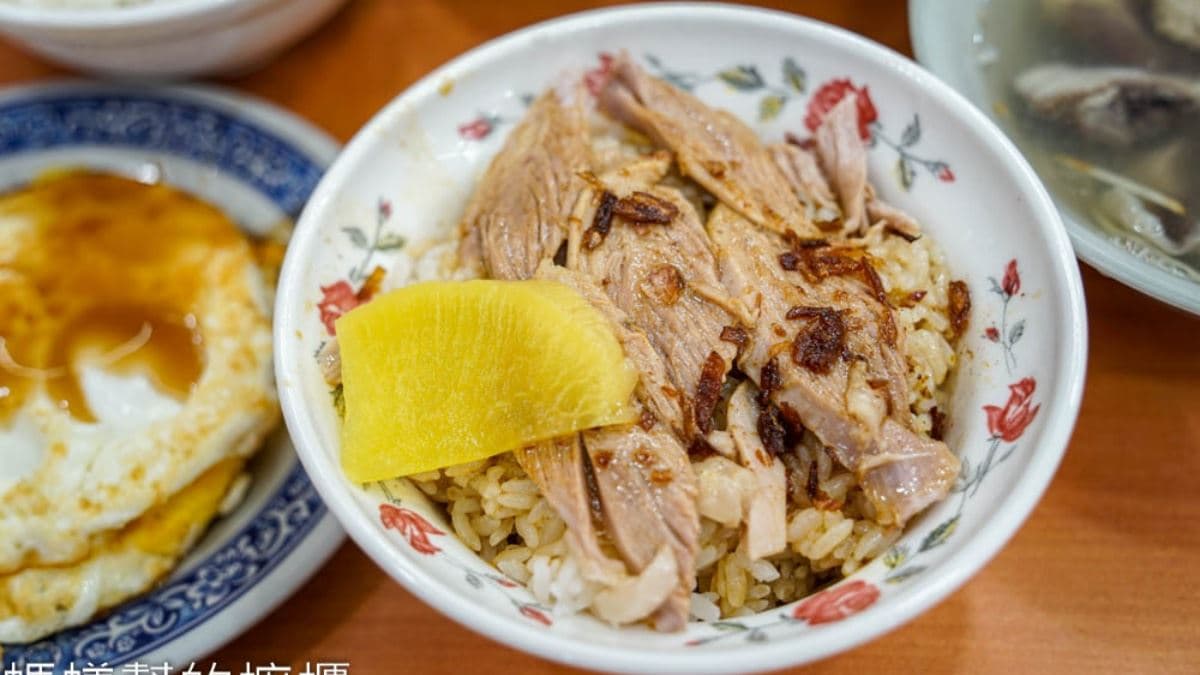 火雞肉飯有加油蔥酥，飯底部也有醬汁，讓每一口飯都能沾到醬汁，吃起來很香。（圖片來源：螞蟻幫的櫥櫃）