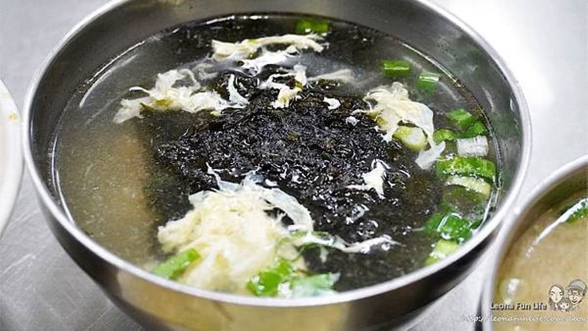吃雞肉飯推薦再來碗紫菜湯更飽足。（圖片來源：Leona fun life -利歐娜。樂生活）
