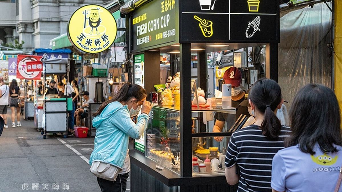 台南來的超人氣品牌攤車「玉米杯杯」，在高雄瑞豐夜市也能吃得到。（圖片來源：虎麗笑嗨嗨）