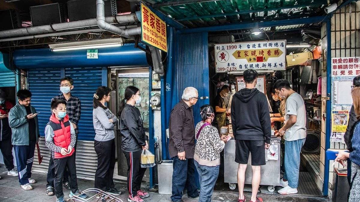 「黃家香腸」店外總是大排長龍，人氣相當旺，就連韓國美食節目都曾造訪。（圖片來源：大手牽小手玩樂趣）