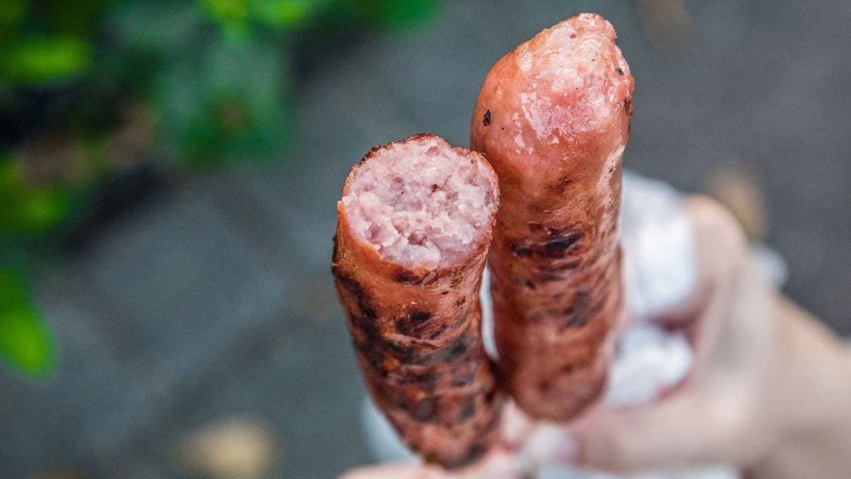 香腸外表很脆，裡面肉汁爆多，香腸肥瘦比例拿捏得很好，還透著酒香。（圖片來源：大手牽小手玩樂趣）