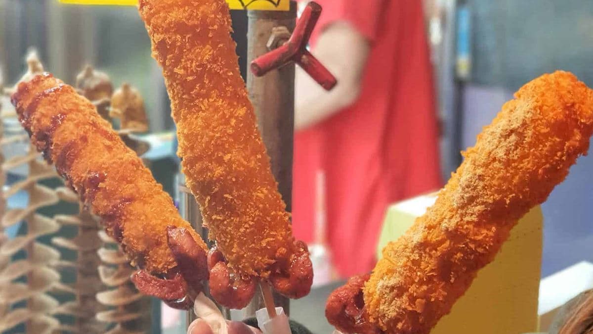 老闆以黑胡椒豬肉製成超長熱狗，讓饕客大快朵頤 。 （圖片來源：大妹吃太飽）