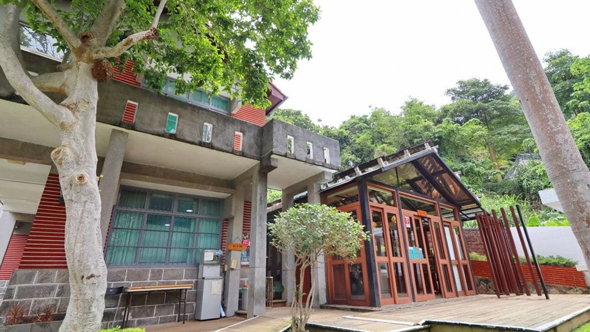錢穆故居後方有喝茶水的小地方「人文茶坊」，可以來此寫作尋思。（圖片來源：老爺爺與小婆婆）