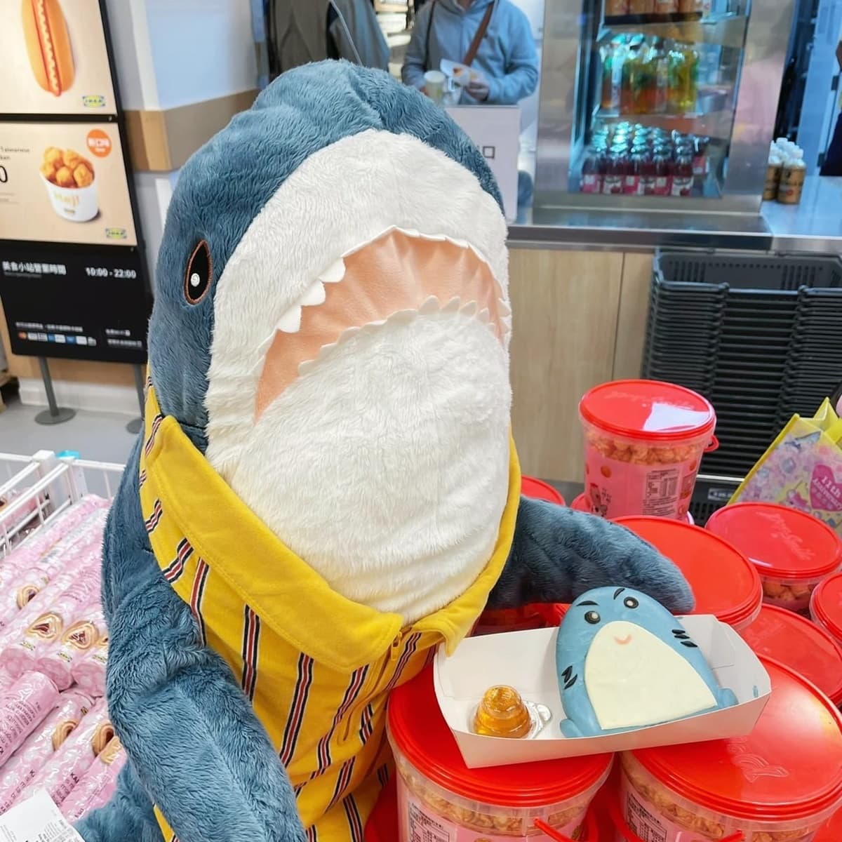 IKEA「草莓霜淇淋」20元回歸開吃！情人節再嘗超Q哈妮鯊寶包、草莓戀人蛋糕