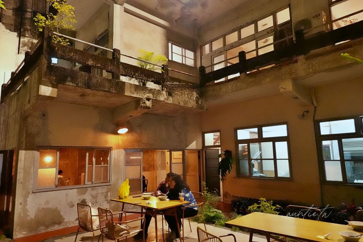 廢棄醫院吃豆花?「古早味豆花」必點超濃豆漿湯底,63年老宅戶外席位超有fu 廢棄醫院吃豆花?「古早味豆花」必點超濃豆漿湯底,63年老宅戶外席位超有fu