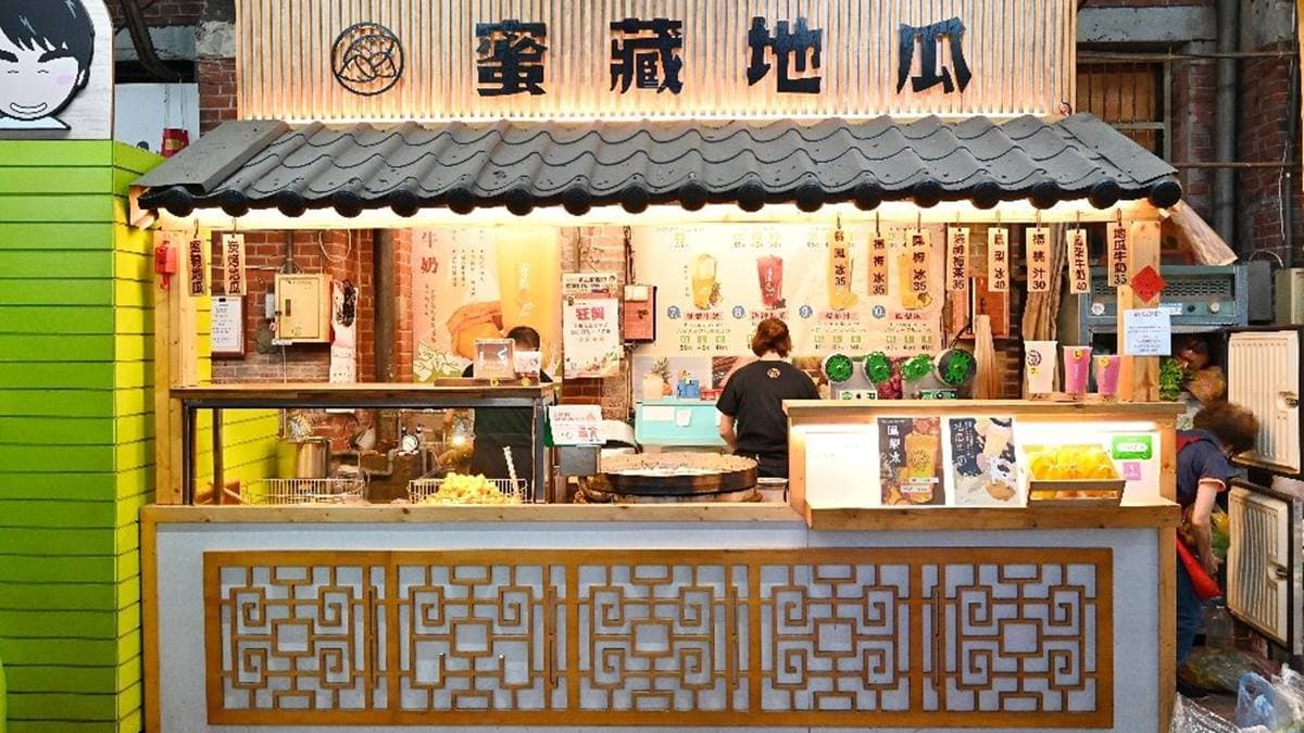 「蜜藏地瓜」位在第二市場裡，攤位裝潢還挺文青的。（圖片來源：糖糖's 享食生活）