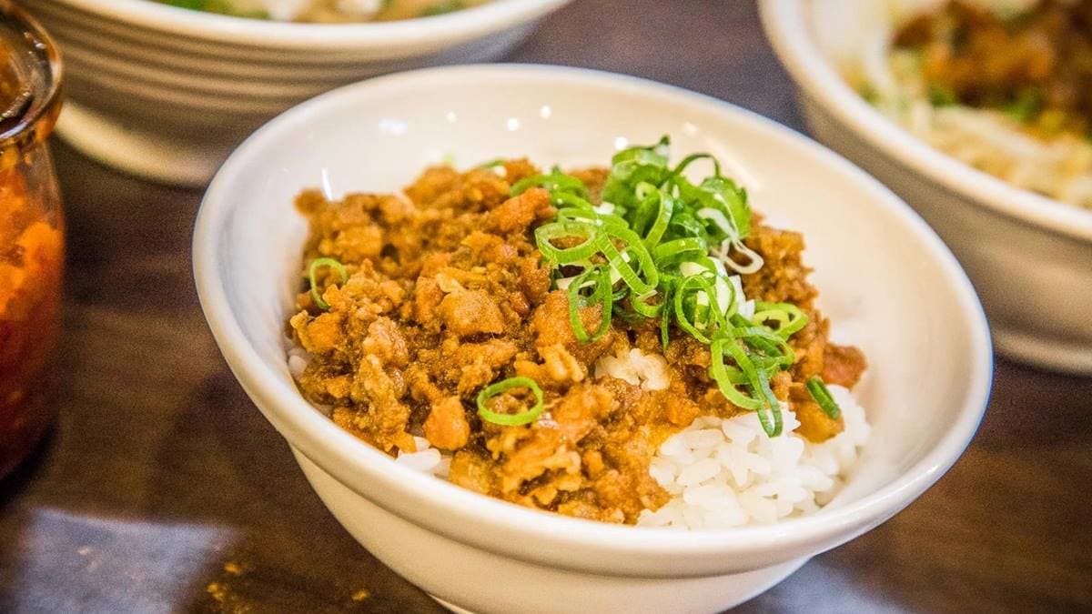 肉燥飯是比較偏瘦肉的肉燥，吃之前可先拌一拌，愈拌肉燥香氣更濃郁！（圖片來源：大手牽小手玩樂趣）