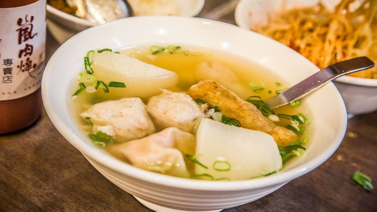 「綜合湯」裡面有餛飩和雞捲等，湯頭很清甜，配料也豐富。（圖片來源：大手牽小手玩樂趣）