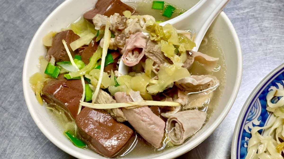 「腸綜合豬血湯」配料多到看不到湯，有著滿滿的誠意。（圖片來源：純粹只是愛吃了點）
