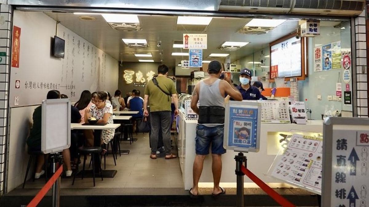 「豆花莊」位於寧夏夜市對面的民生西路口。（圖片來源：貓大爺部落格）