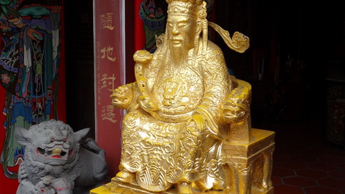 「台北霞海城隍廟」廟門口的金身城隍爺。（圖片來源：貓大爺部落格）