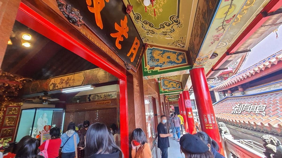 「樂成宮月老」據說非常靈驗，所以參拜人潮非常多。（圖片來源：剎有其食）