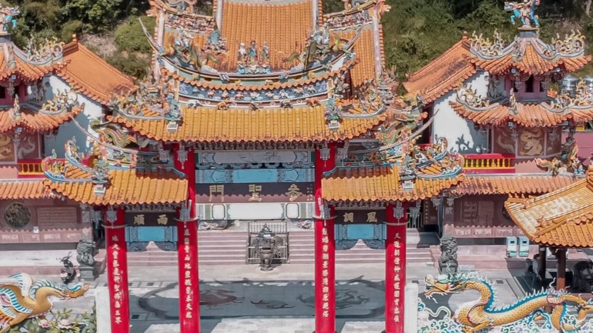 「日月潭龍鳳宮」不僅可求姻緣，還有美景可以觀看。（圖片來源：微笑娃生活旅行 ）