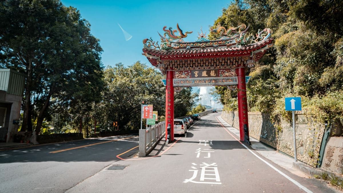 「日月潭龍鳳宮」交通方便，入口處下方就有公車停靠站。（圖片來源：微笑娃生活旅行 ）