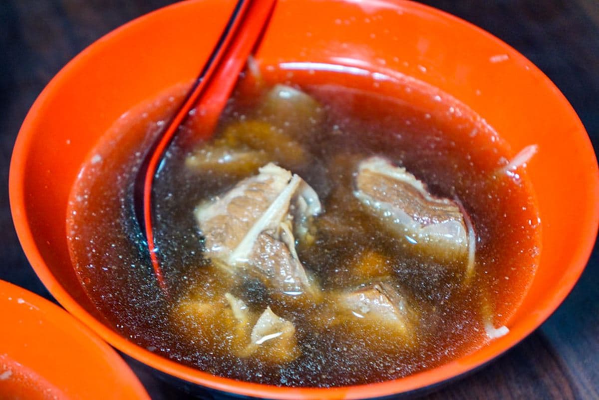 被羊肉耽誤的滷肉飯？板橋「黑金滷肉飯名店」６月熄燈，想啃巨無霸羊骨快衝