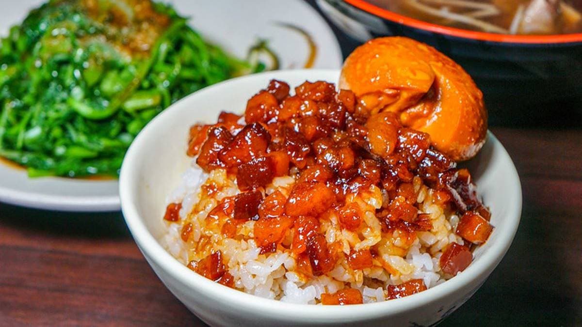 滷肉飯外型神似萬華的黑金滷肉飯，搭配滷得入味的滷蛋最是完美。（圖片來源：鄉民食堂）