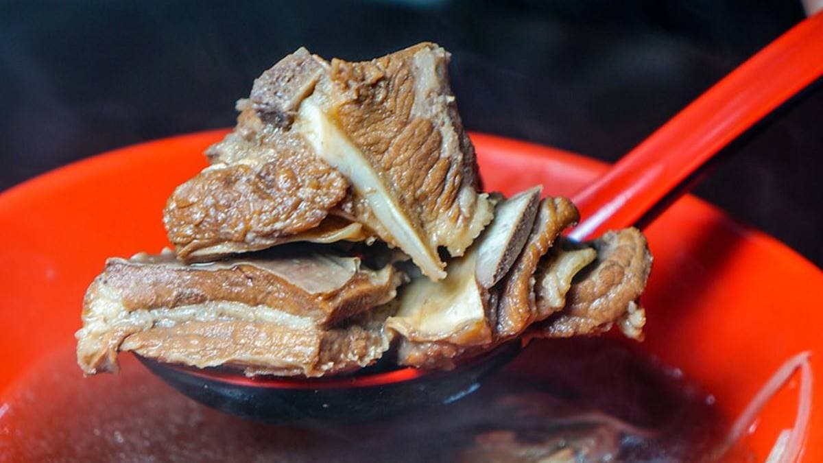 軟嫩的羊小排湯，肉量相當多。（圖片來源：鄉民食堂）