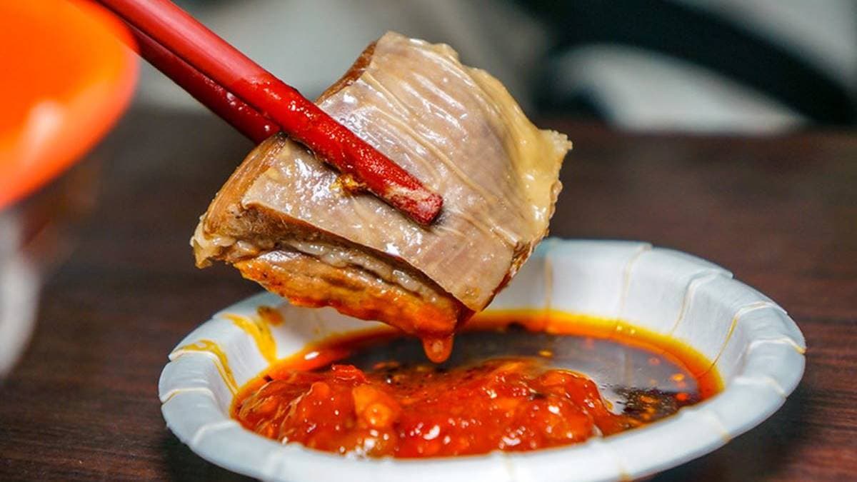 帶皮羊小排搭配店家的辣醬相當美味。（圖片來源：鄉民食堂）