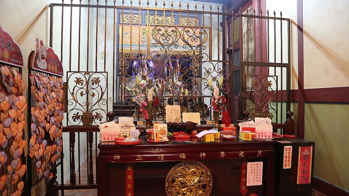 「大天后宮」月老擅長牽紅線，適合情人感情加溫或是有意中人求好歸宿。（圖片來源：台南好Food遊）