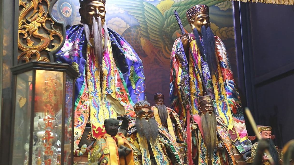 右邊為「大天后宮拐杖月老」，左邊為「福德正神土地公」。（圖片來源：台南好Food遊）