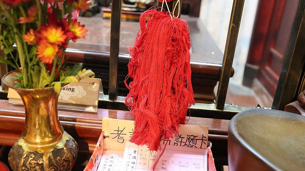 只要求得一個聖筊就代表月老同意，可拿「紅線」。（圖片來源：台南好Food遊）