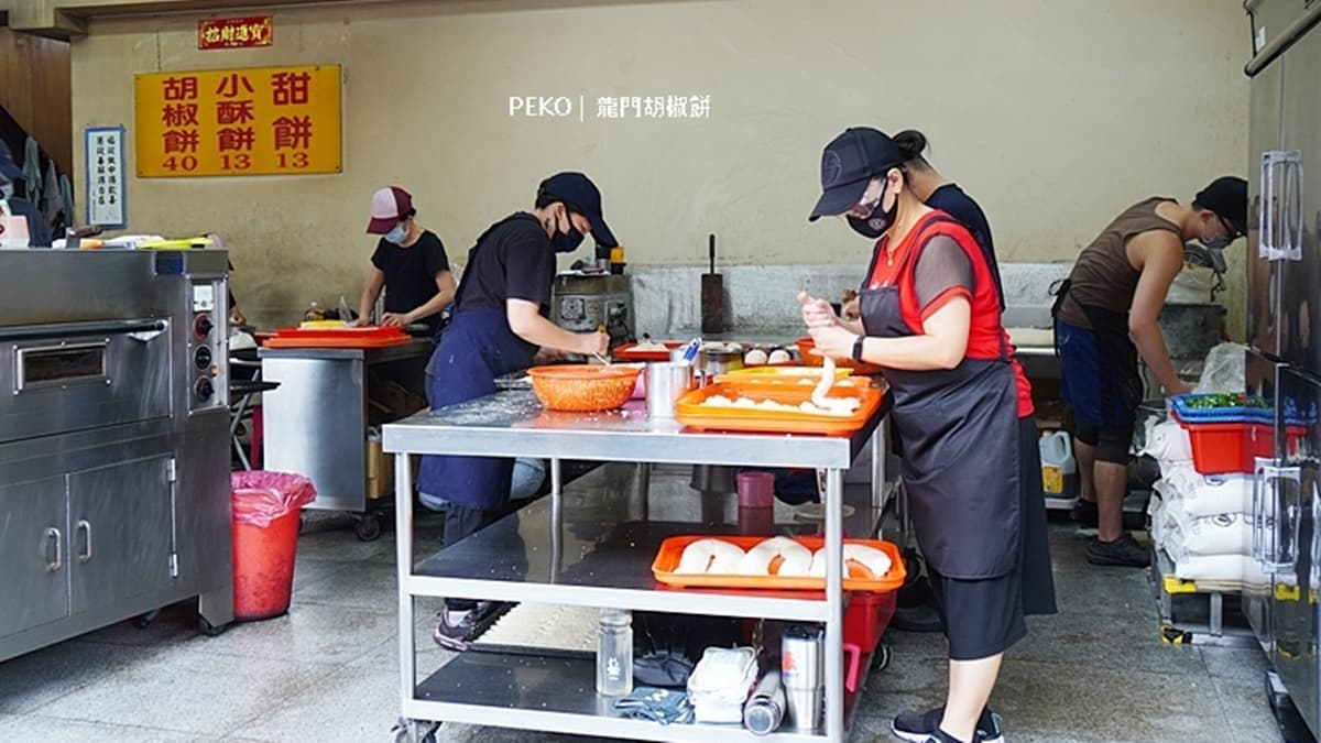 店面分成２個部分，一邊是包餅，一邊則是烤餅及販售。（圖片來源：PEKO の Simple Life）