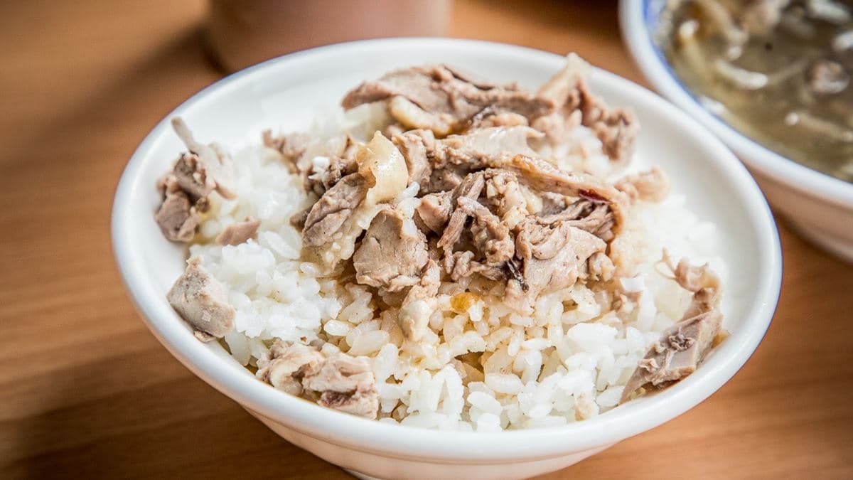 鴨肉飯吃起來很濕潤鹹香，鴨肉很有彈性且肉感十足。（圖片來源：大手牽小手。玩樂趣）