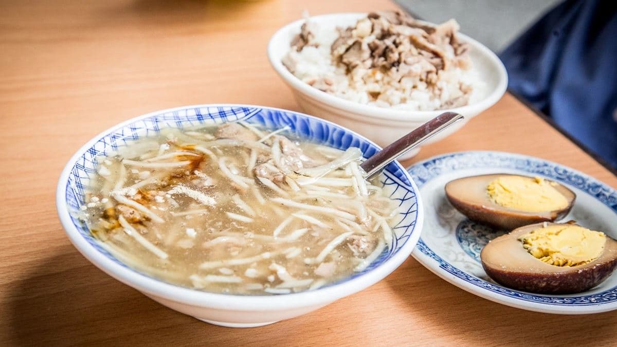 鴨肉羹裡有超多筍子，喝起來很清甜，鴨肉給得算多，還帶有生炒的香氣。（圖片來源：大手牽小手玩樂趣）