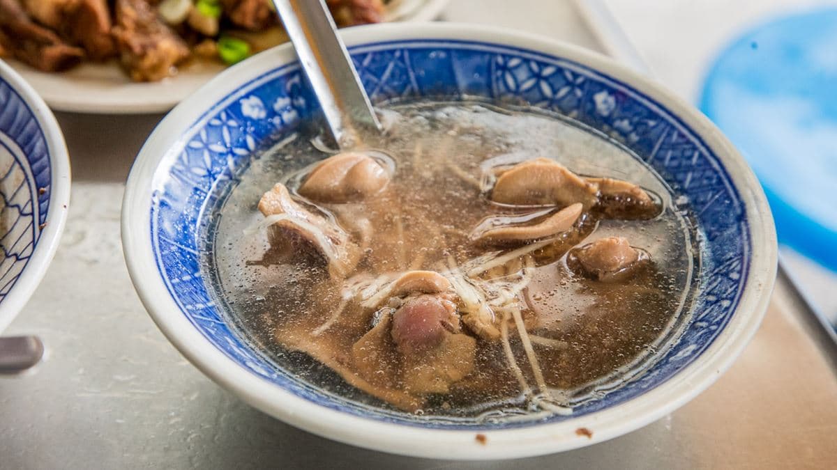腰子湯裡頭有超多切片腰子，吃起來Ｑ彈，還帶有脆度。（圖片來源：大手牽小手。玩樂趣）