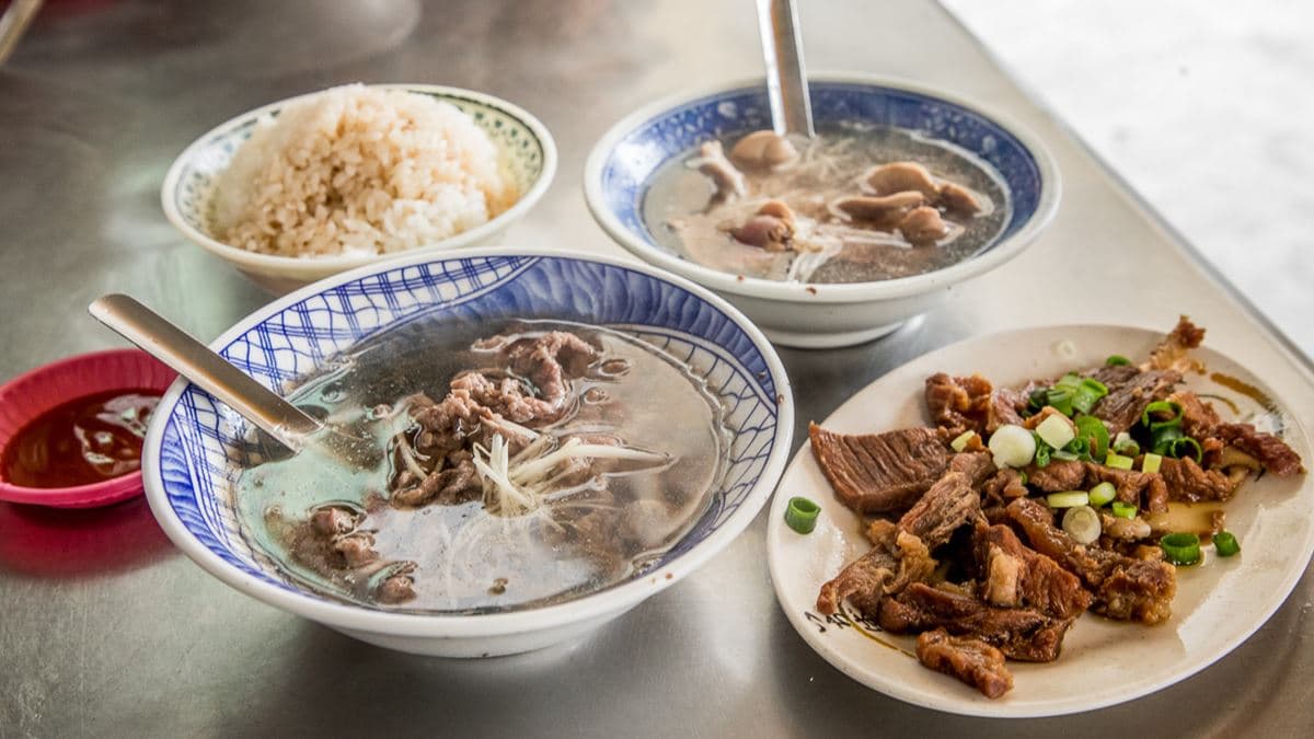 超佛心的價格，點整桌滿滿也不傷荷包，湯還可一直續。（圖片來源：大手牽小手。玩樂趣）