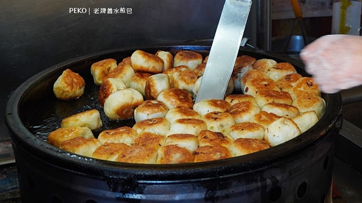 半煎炸雙面煎的水煎包，２面都會煎到恰恰才起鍋。（圖片來源： PEKO の Simple Life）