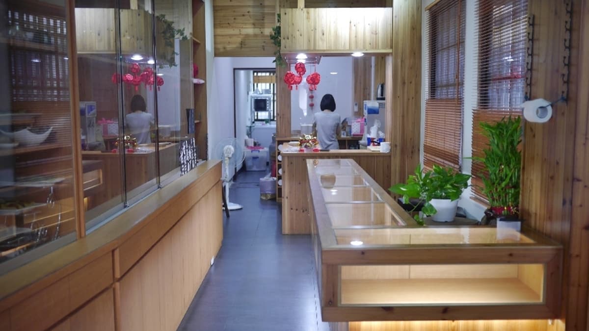 室內區有４張座位，不過室內沒有冷氣比較悶熱，坐在室外會比較通風。（圖片來源：瑋瑋美食萬歲）