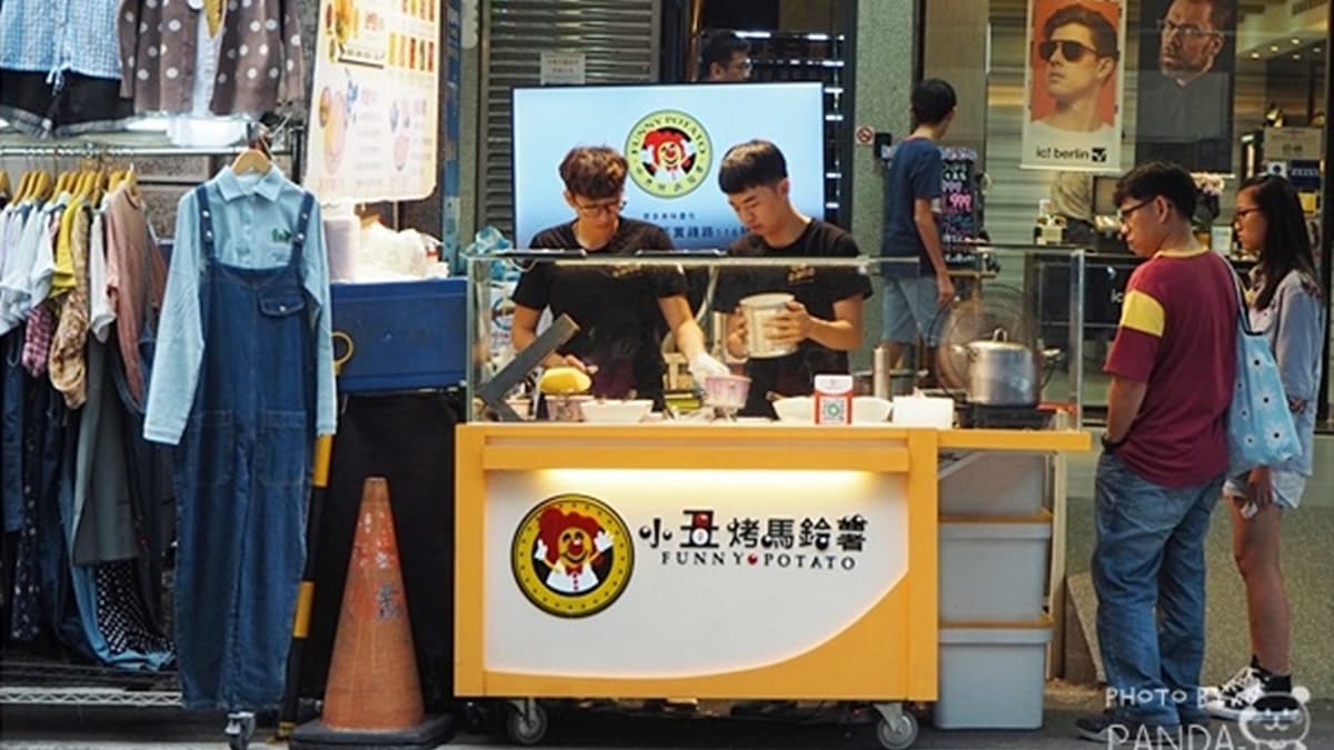 「小丑烤馬鈴薯」在中原夜市內是間很熱門的攤販。（圖片來源：Panda’s Paradise）