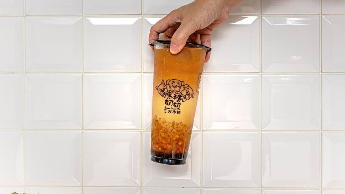 「黑糖鮮奶紅茶薏仁」滿足喜歡咬咬的咀嚼感，喝起來又健康。（圖片來源：饗食客棧）