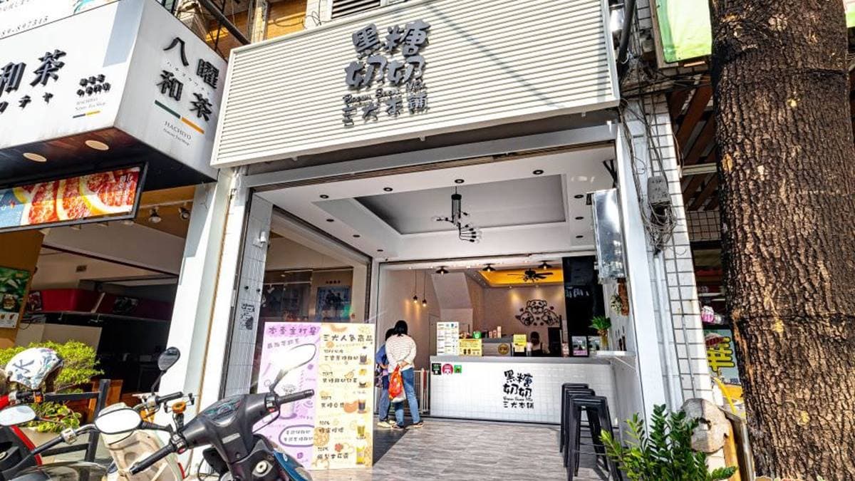 「黑糖奶奶三犬本鋪」位於鳳山青年路二段上，也是寵物友善飲品店。（圖片來源：饗食客棧）