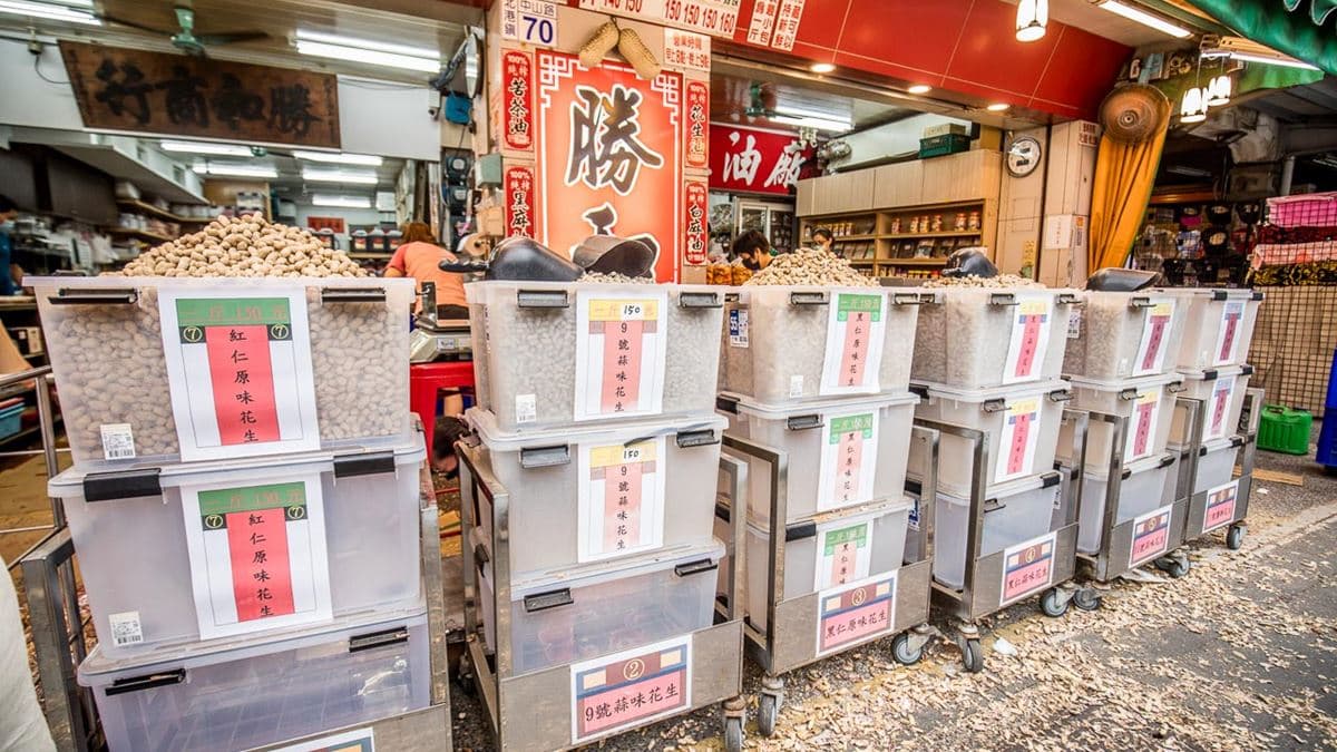 店門口有一字排開的花生隨便你試吃，可以挑選喜歡的品種再購買。（圖片來源：大手牽小手。玩樂趣）