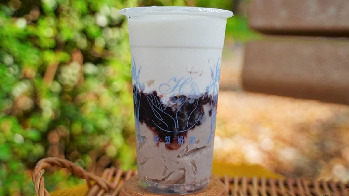 「紫想芋見」選用自家熬煮的芋頭泥和紫米，１杯喝得到多層次風味。（圖片來源：跟著尼力吃喝玩樂）
