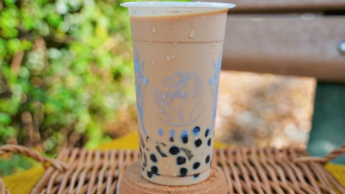 「忘憂奶茶」使用３種紅茶黃金比例調和，裡面可吃得到到珍珠、粉角。（圖片來源：跟著尼力吃喝玩樂）
