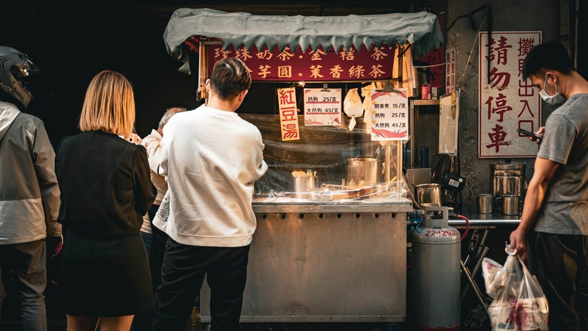 除了珍珠奶茶，攤販還有賣炸熱狗與關東煮可選擇。（圖片來源：黑皮的旅遊筆記）