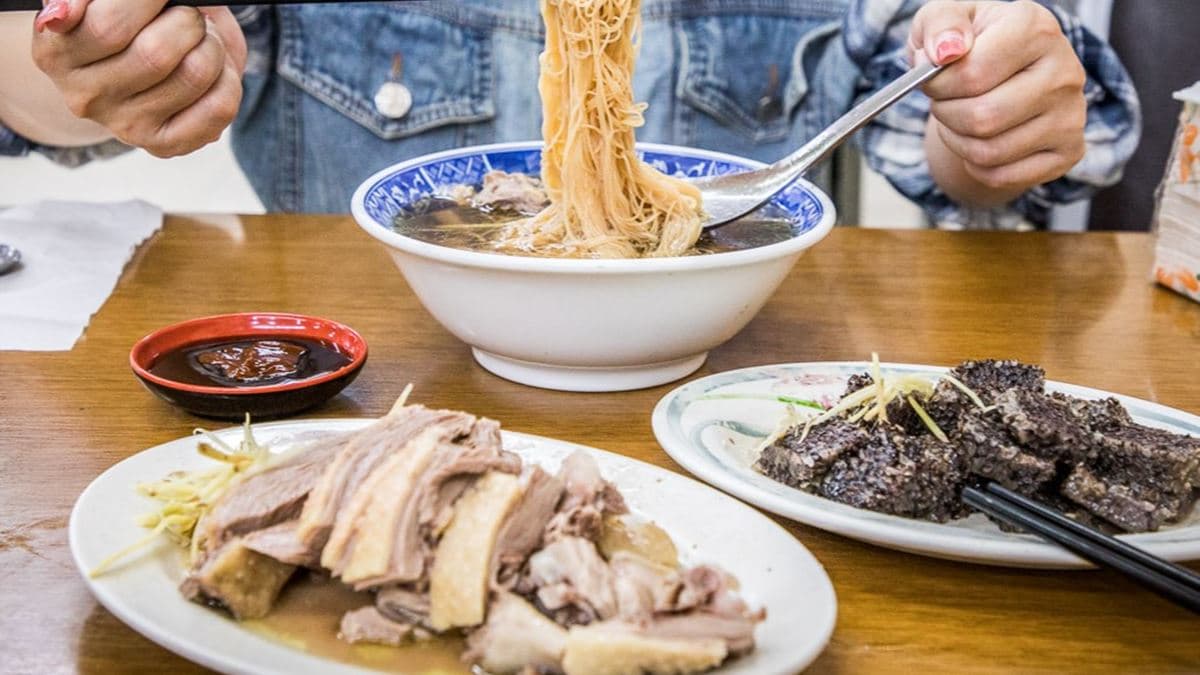 「阿海師當歸鴨肉麵線」提供各種麵、飯類、湯品和鴨肉切盤，而且不貴。（圖片來源：大手牽小手。玩樂趣）