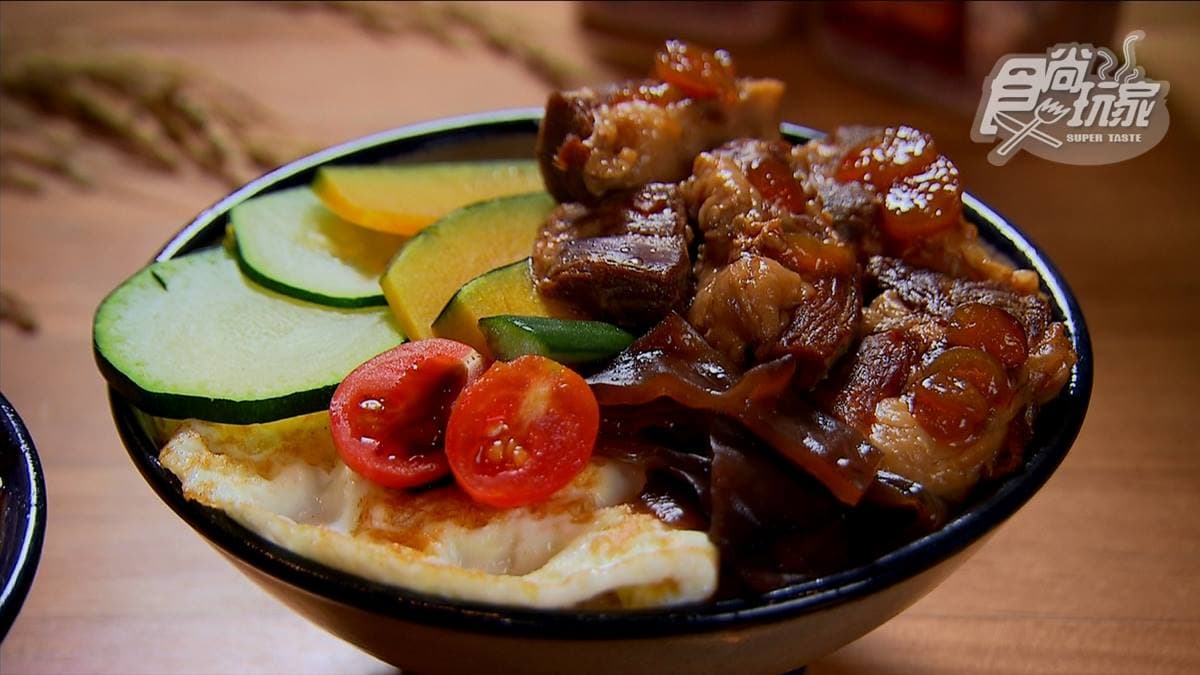 「講話麻辣軟骨豬肉飯」肉質吃起來Q彈像果凍。