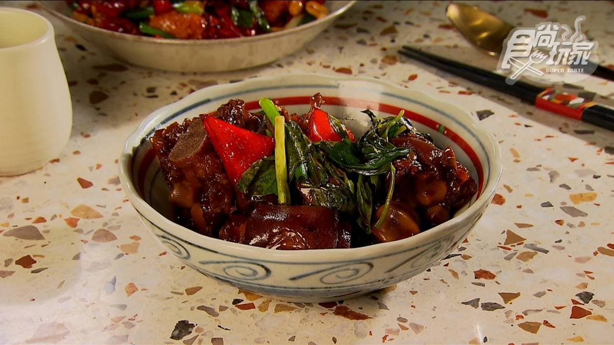 「醬燒三杯QQ豬腳」加入麻油、九層塔，肉質軟嫩入口即化。