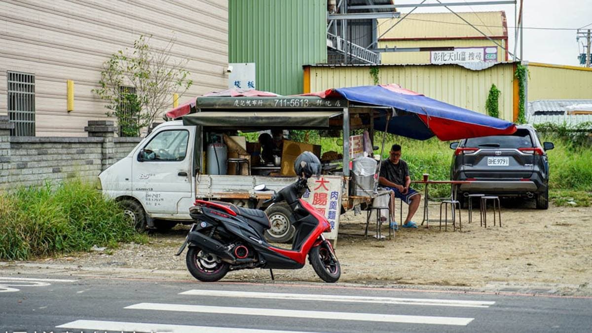 「嘉詔香雞排・麵線餐車」位在彰和路的空地。（圖片來源：螞蟻幫的櫥櫃）