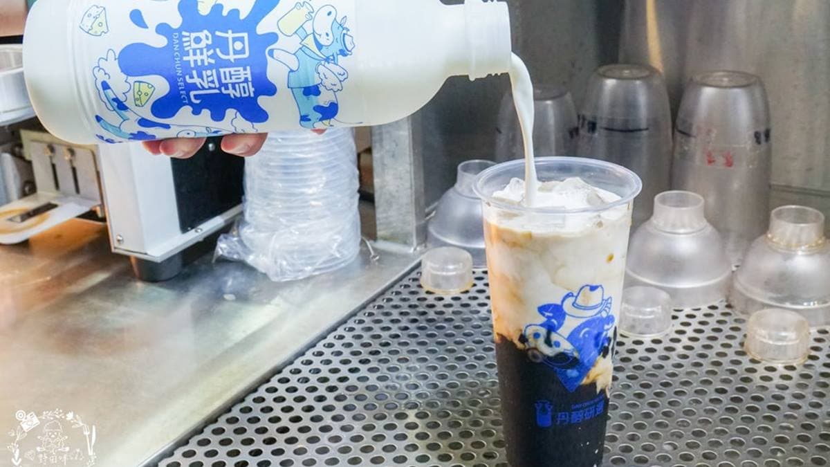 沁涼的仙草茶加上濃厚的鮮奶，喝起來甜蜜香醇。（圖片來源：野田咩的美食書國）