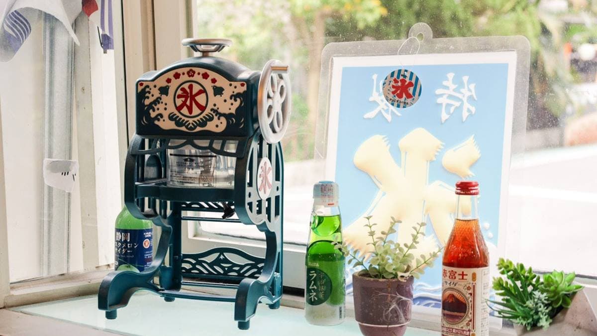 位在櫥窗旁的這一台復古的刨冰機，非常可愛吸睛。（圖片來源：Rita旅食生活）