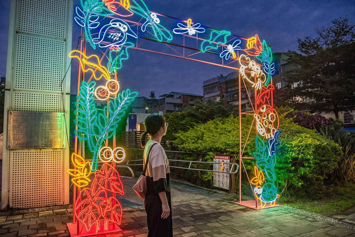 新莊人免費拍爆！「中港大排光雕展」規模再擴大，搶拍大眼螃蟹、紫燈海步道